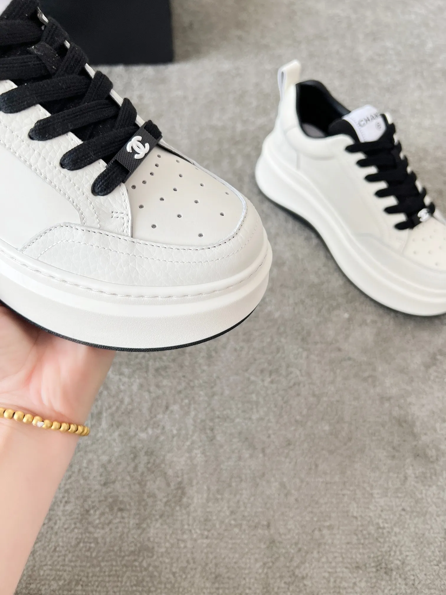 👟👟Ex-factory price 540👟👟 Super popular Chanel Chanel 2025 new casual sports shoes and sneakers. Hard to find in the counter. Super beautiful color. Very versatile. Super comfortable. Full of small fragrance. Classic, durable and versatile. The upper is made of spliced materials. Genuine cowhide, sheepskin lining, original pU+Tpa sole, good resilience. Wear light, white, white and black, white and pink code number: 35-40